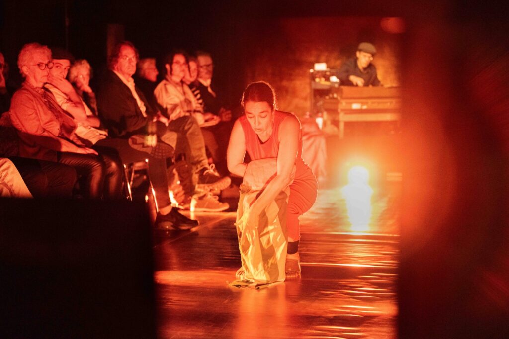 Nederland - Drenthe - Assen - 22-10-2023Locatie DKK te Assen.Stichting Be-wonder met docu-theater.Tabee Nieuw Guinea.Foto: Sake Elzinga