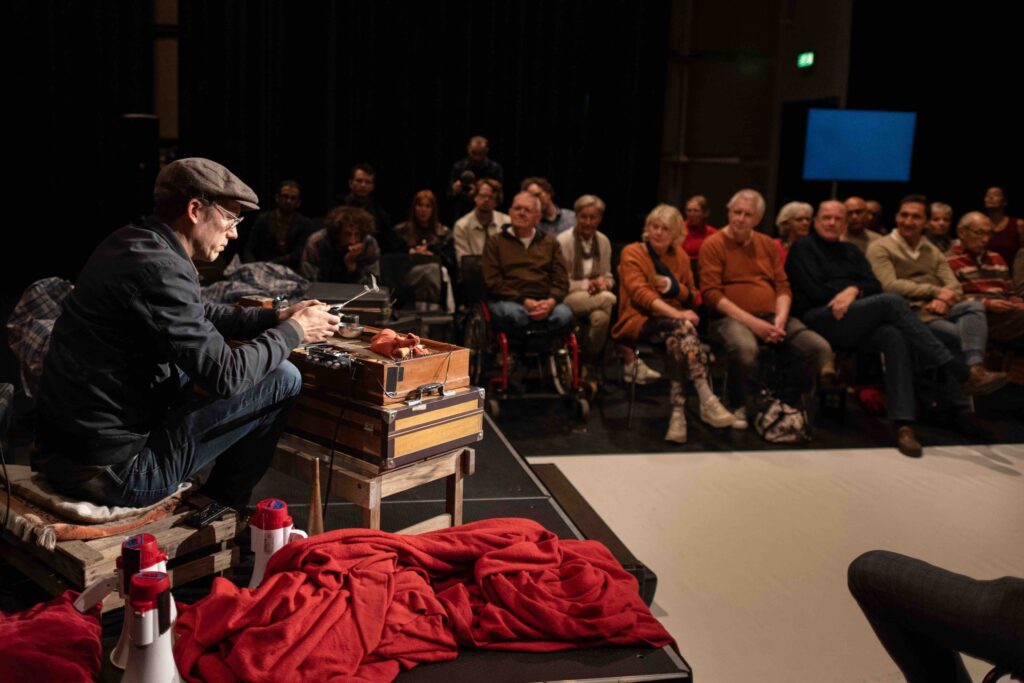 Nederland - Drenthe - Assen - 22-10-2023Locatie DKK te Assen.Stichting Be-wonder met docu-theater.Tabee Nieuw Guinea.Foto: Sake Elzinga